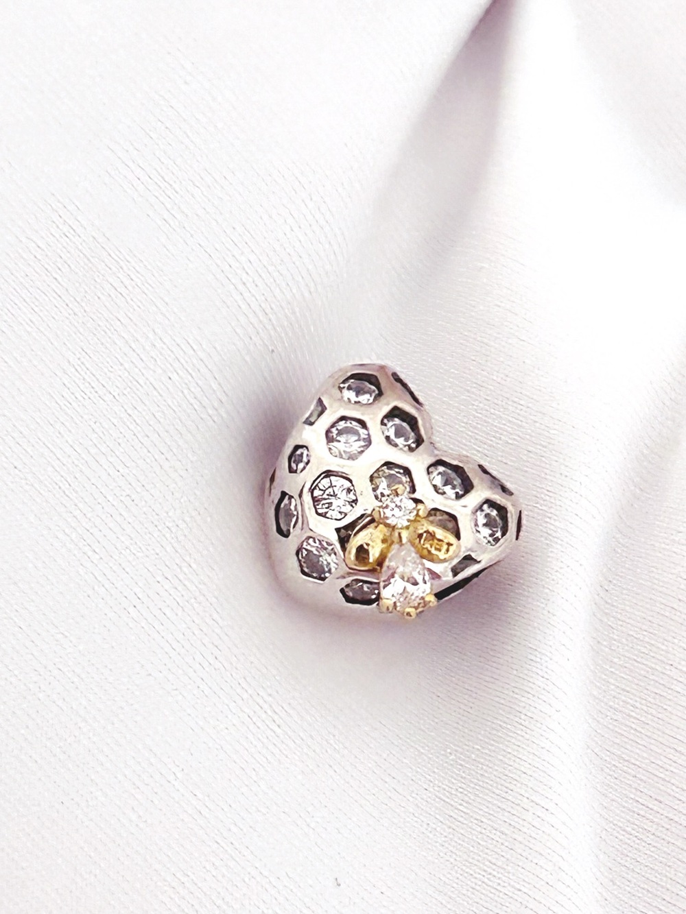 PANDORA Bridgerton Honeycomb & Bee Heart Charm w/box - Picture 6 of 8